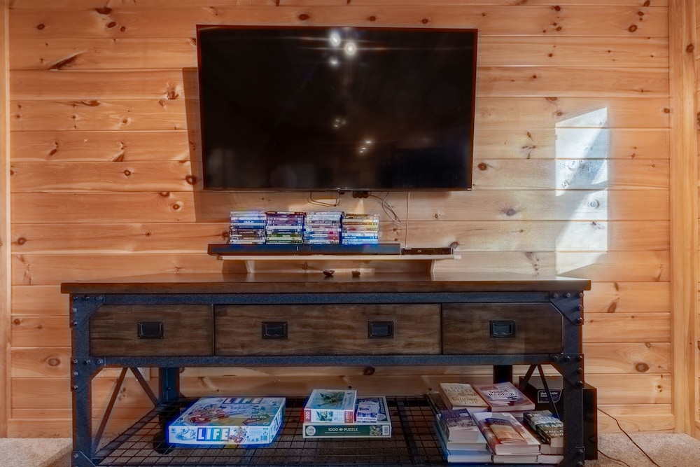 Luxury 4200 Sqft Log Cabin on 50 Acres Sleeps 16