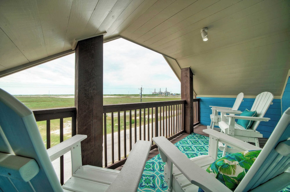 Sleeps 22 2 Homes w/ Private Pool, Game Room, Nature Views 7 BDR Avantstay