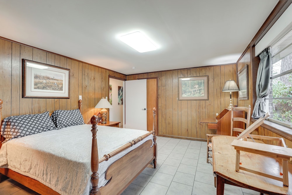 4 Mi to Uptown! Quiet Greenwood Stay w/ Patio
