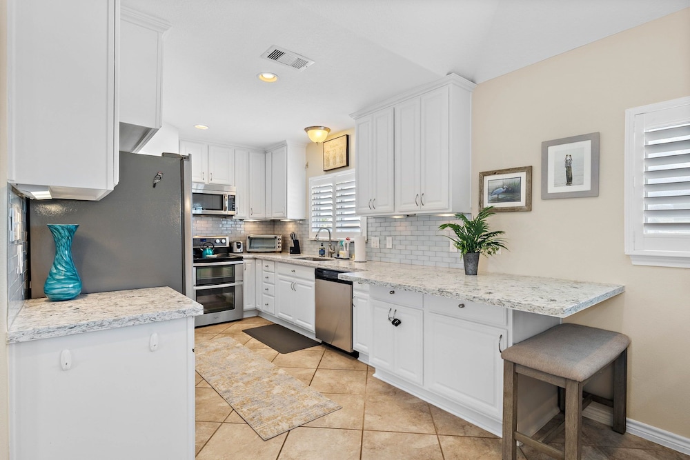 Purple Pelican Paradise by Ryson Vacation Rentals