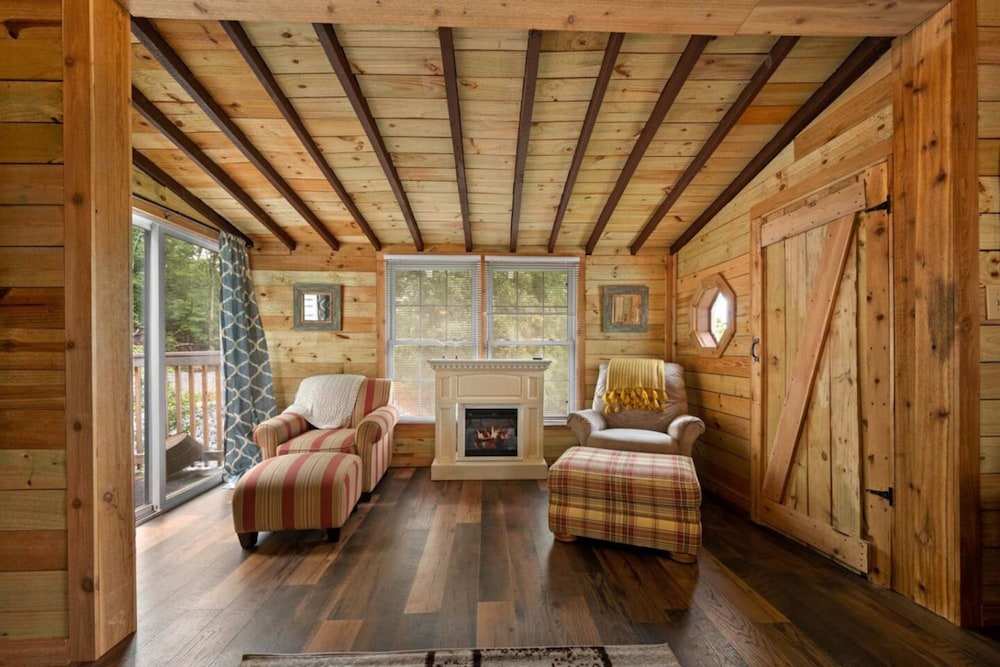 Smoky Mountain Cabin With Stunning Views