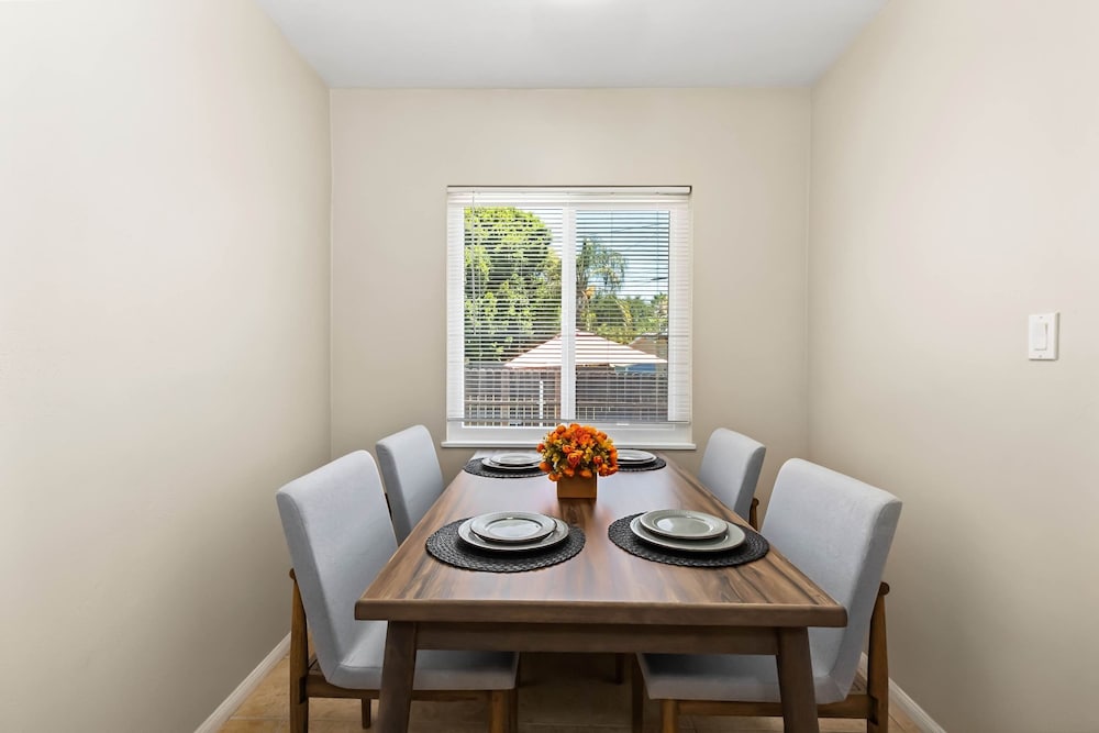 Cozy 2BR Home With Bright Interior Relaxing Patio