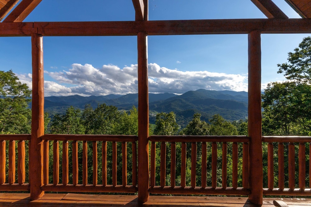 Luxury 4200 Sqft Log Cabin on 50 Acres Sleeps 16