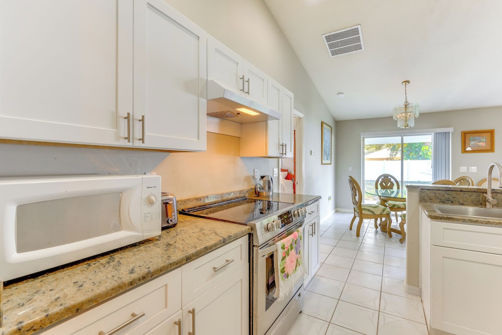 Pet-friendly Palm Coast Home: 8 Mi to Beach!