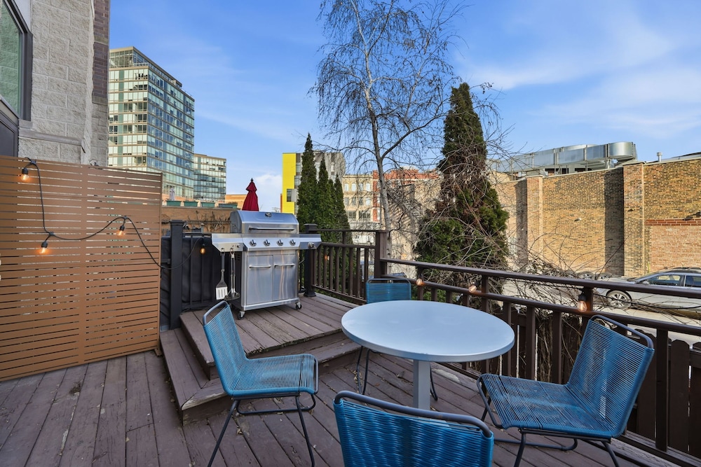 Modern 4-bedroom Townhouse in River West
