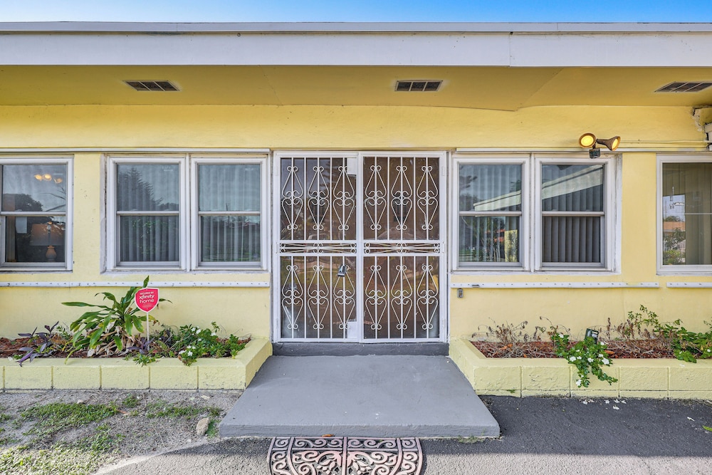 3 Mi to Hard Rock Stadium: Cozy Home w/ Patio