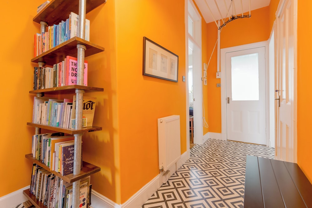 Edinburgh Castle Views Stylish 2BD Flat Sleeps 4