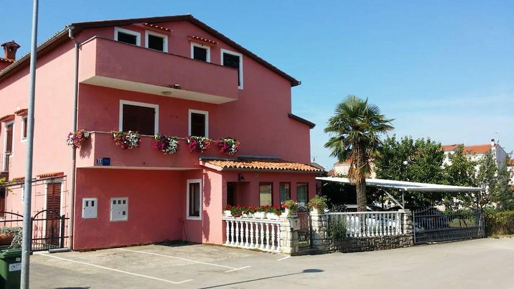 Beautiful Family Apartment a5 for 5 Guests in Vrvari, Close to the Beach