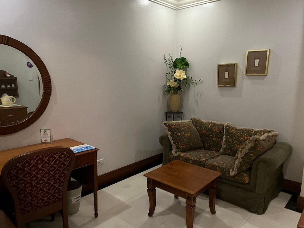 Townhouse OAK Makati Manila Near PNR Pasay Evangelista formerly VIP Suites