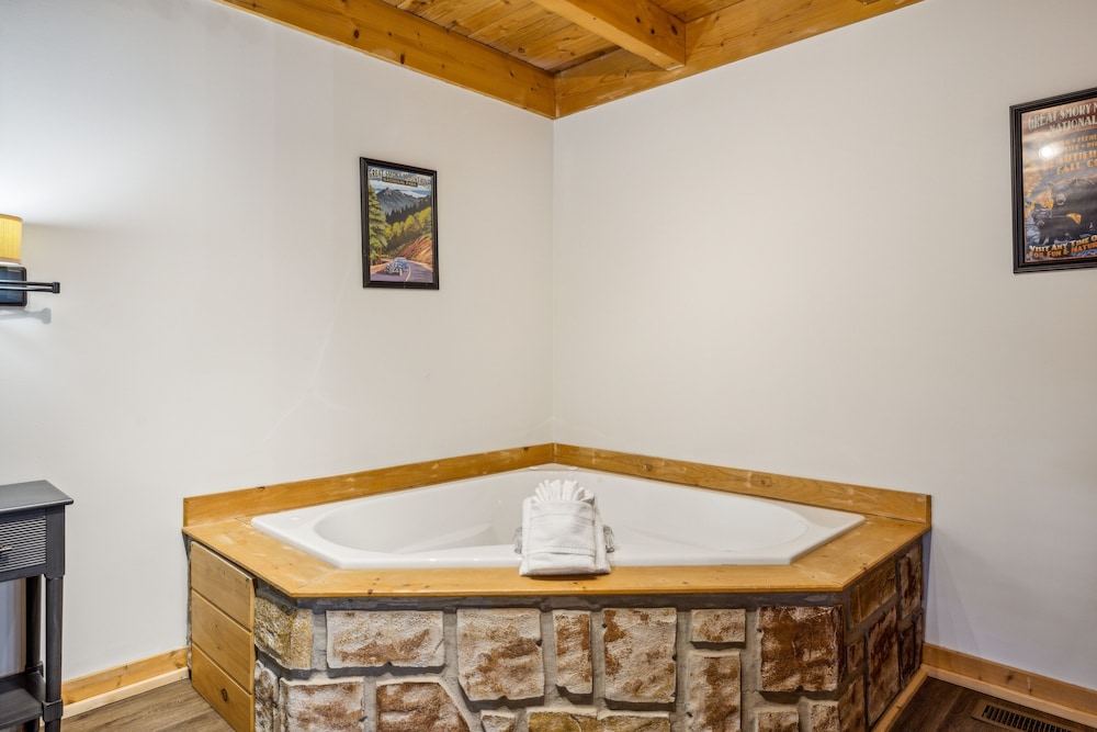Blue Hawk Hideaway 3 Bedroom Cabin by RedAwning view 3
