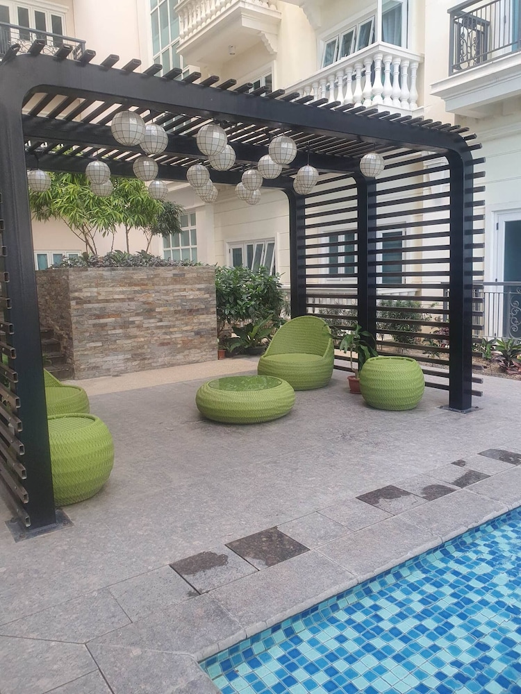 Cozy Iloilo City Condo With Shared Pool and Fitness Center
