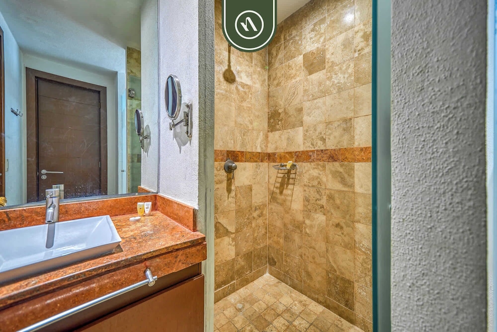 Oceanfront 3BR Condo With Beach Club - Pool