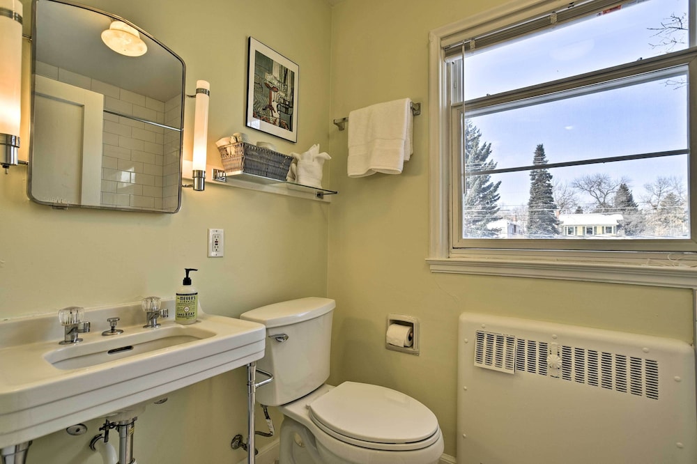 Townhome w/ Fast & New Wifi - Walk to Downtown! view 3