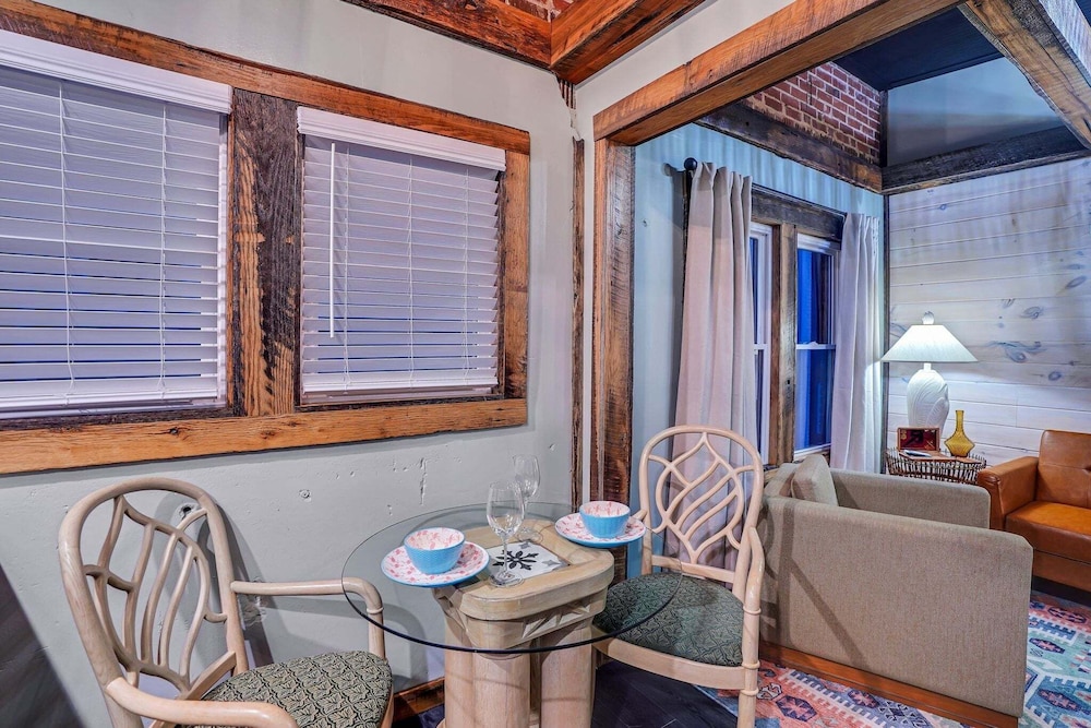 Stylish Retro Stay, Columbia House Unit D 1 Bedroom Apts