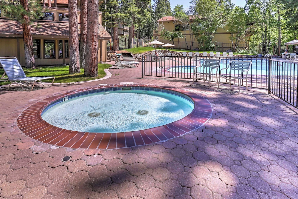 8 Mi to Northstar Slopes: Tahoe Gem w/ Fireplace