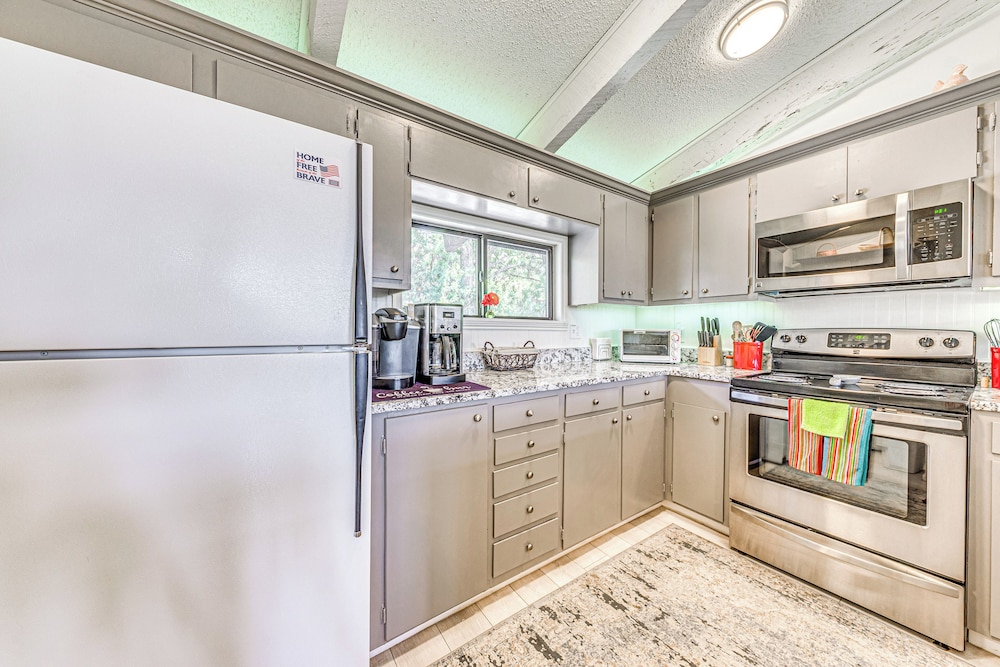 Walk to Dtwn Ruidoso: Mtn-view Condo w/ Pool!