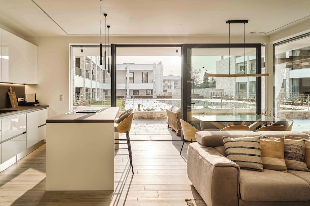 SalvatoreHomes - Pure Luxury in the Centre of Bardolino with Pool & Private Jacuzzi - Casa Olivia - a 5 Star Luxury Collection at Lake Garda