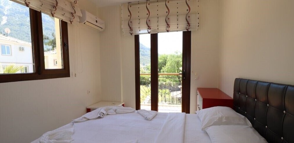 Villa MAS2 by JoyLettings view 3