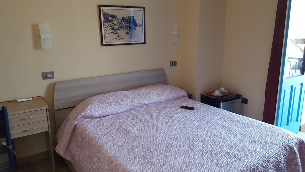 Sea Side Rooms en Scilla — hotel room