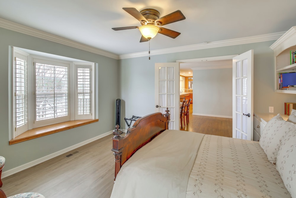 Screened-in Porch w/ Views: Hot Springs Getaway!