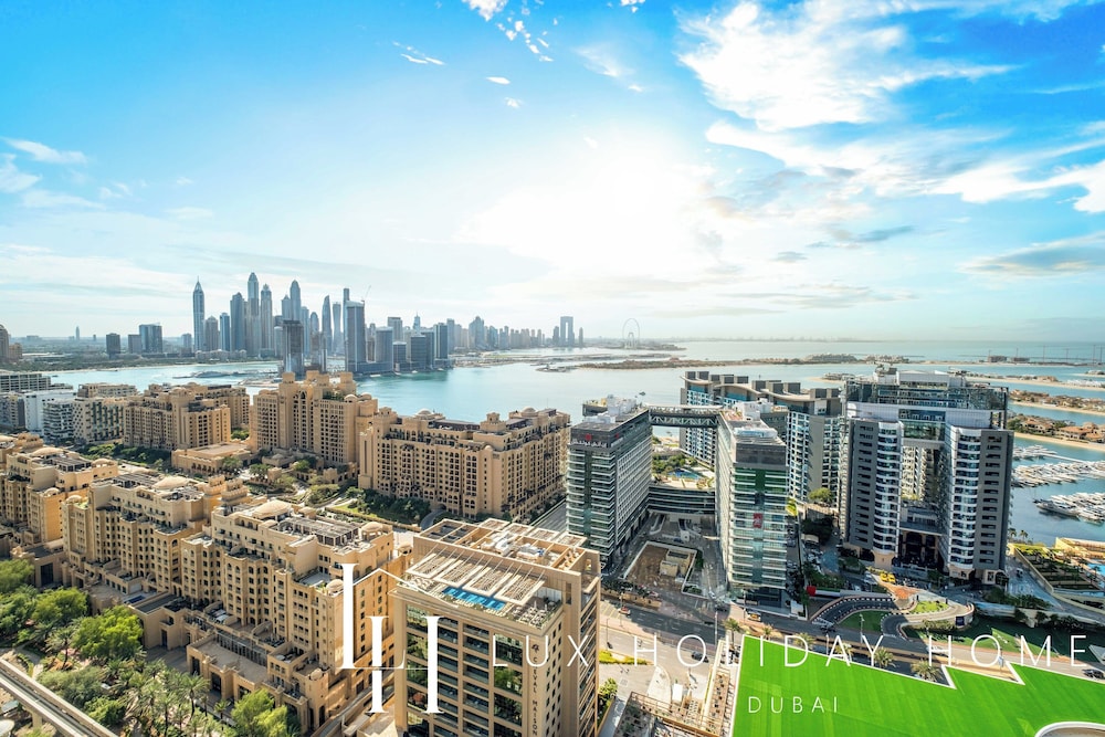 LUX Iconic Views at Palm Tower Studio