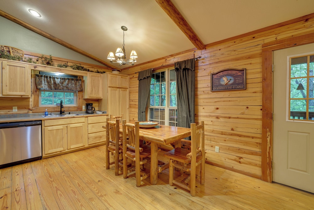 4 Mi to Lake: Wooded Log Cabin in Eureka Springs!