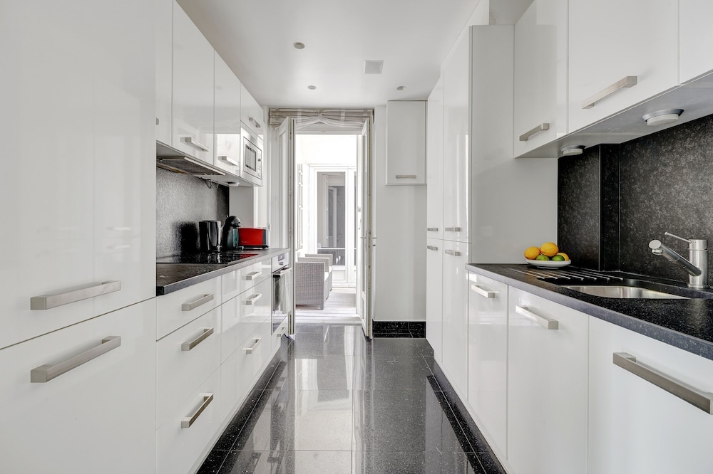 Elegant 3BR Arc de Triomphe
