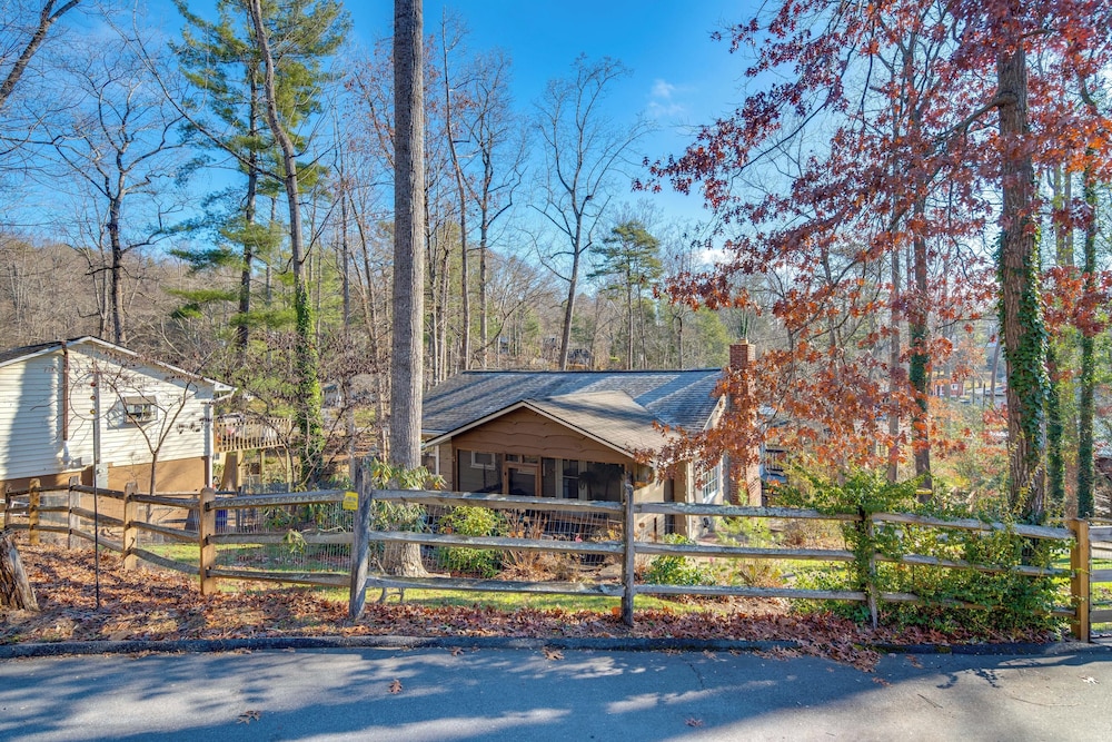 Hike, Sip & Explore! Blue Ridge Mtn Cabin w/ Porch