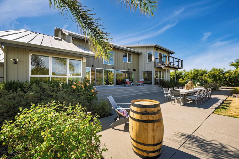 Coplan Vineyards by Avantstay 10-acre Estate w/ Pool, Spa, Bocce & Designer Interiors