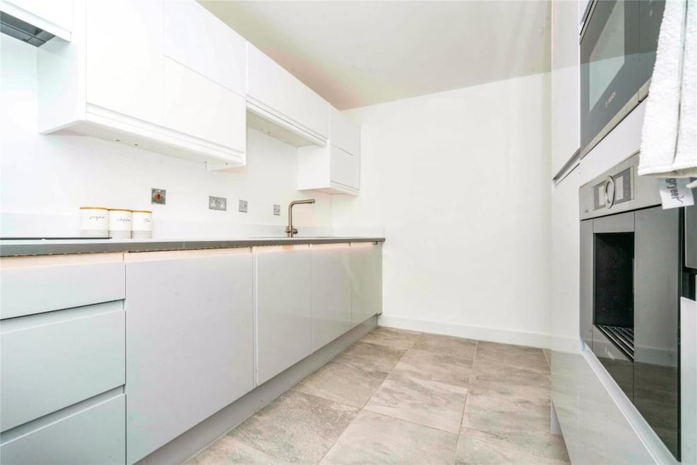 Impeccable 2-bed Apartment Close to City Centre view 4