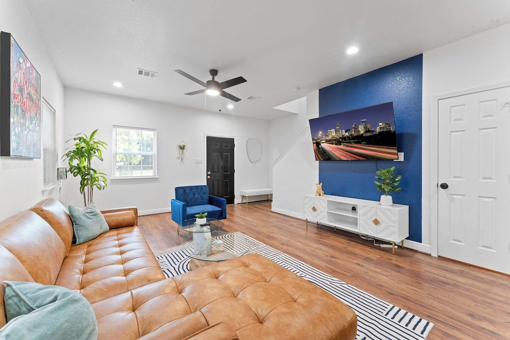 NRG Medcenter 2BD 2 5BA w Fencedyard King Bed