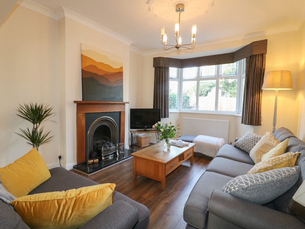 2 Gladstone Avenue