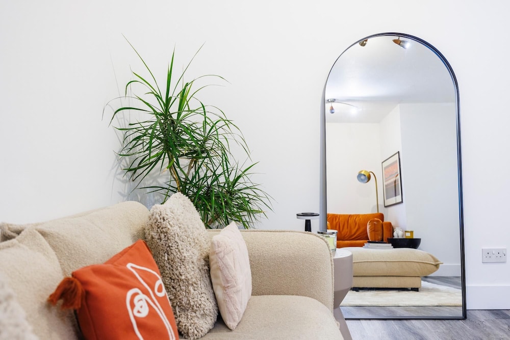 Stylish 3-bed Home in East London Free Parking