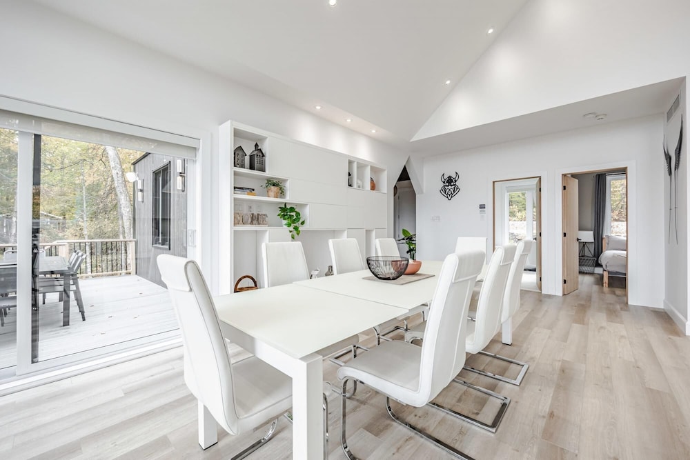 Valhalla - Scandinavian Style Chalet Directly on the Lake With Upscale Amenities and Private hot tub