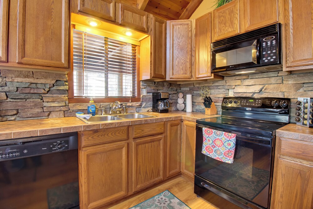 Ski, Hike & Relax: Forest-view Haven in Lakeside!