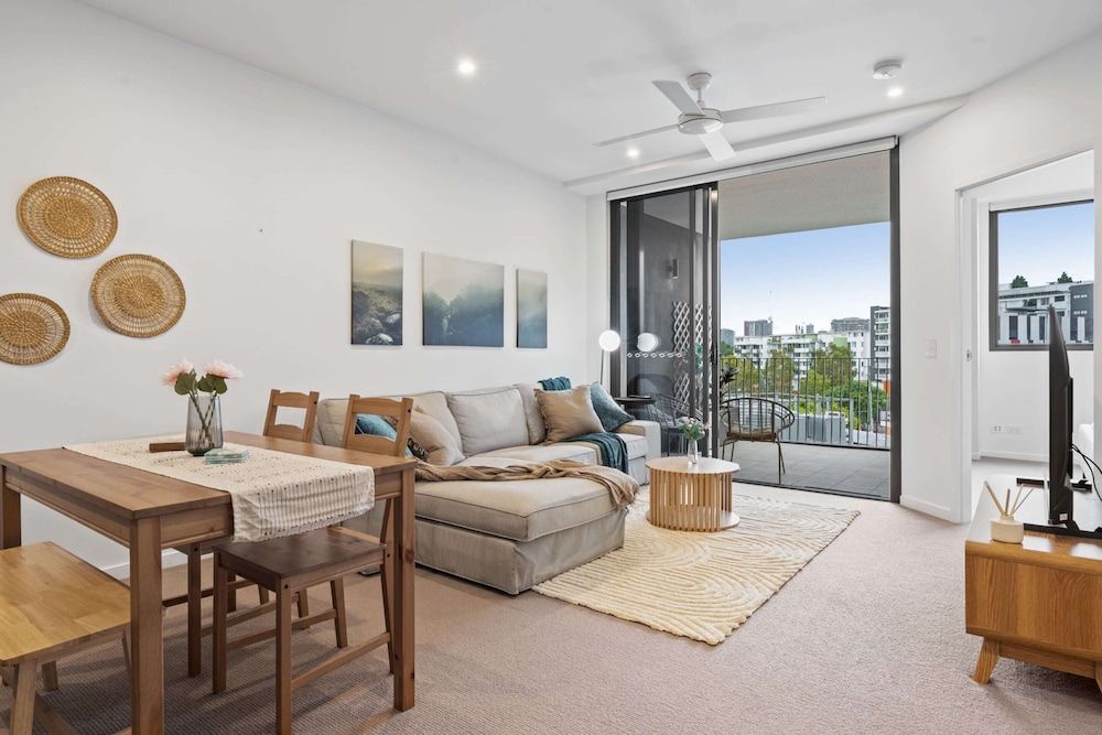Spacious West End Apartment With Pool & BBQ Access