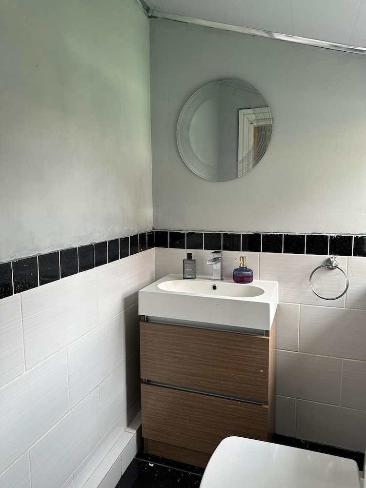 Cozy Manchester House - Stay With Host Onsite