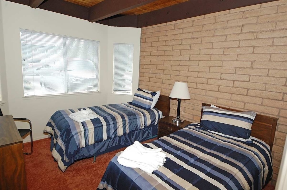439 Ala Wai 136 3 Bedroom Condo by RedAwning