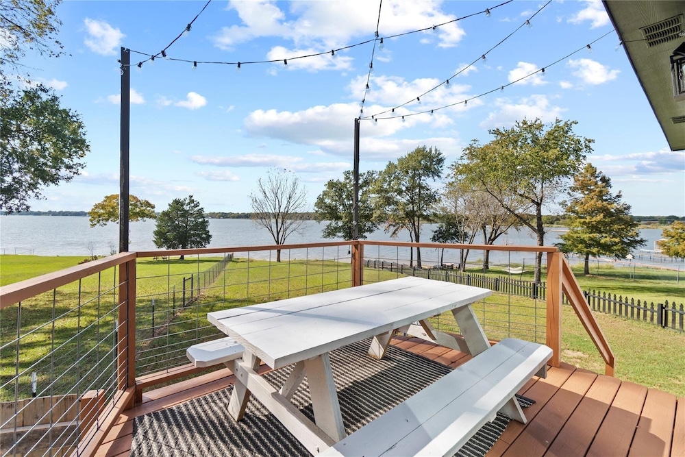 Modern Lakeside Paradise Waterfront + 2 Patios 3 Bedroom Home