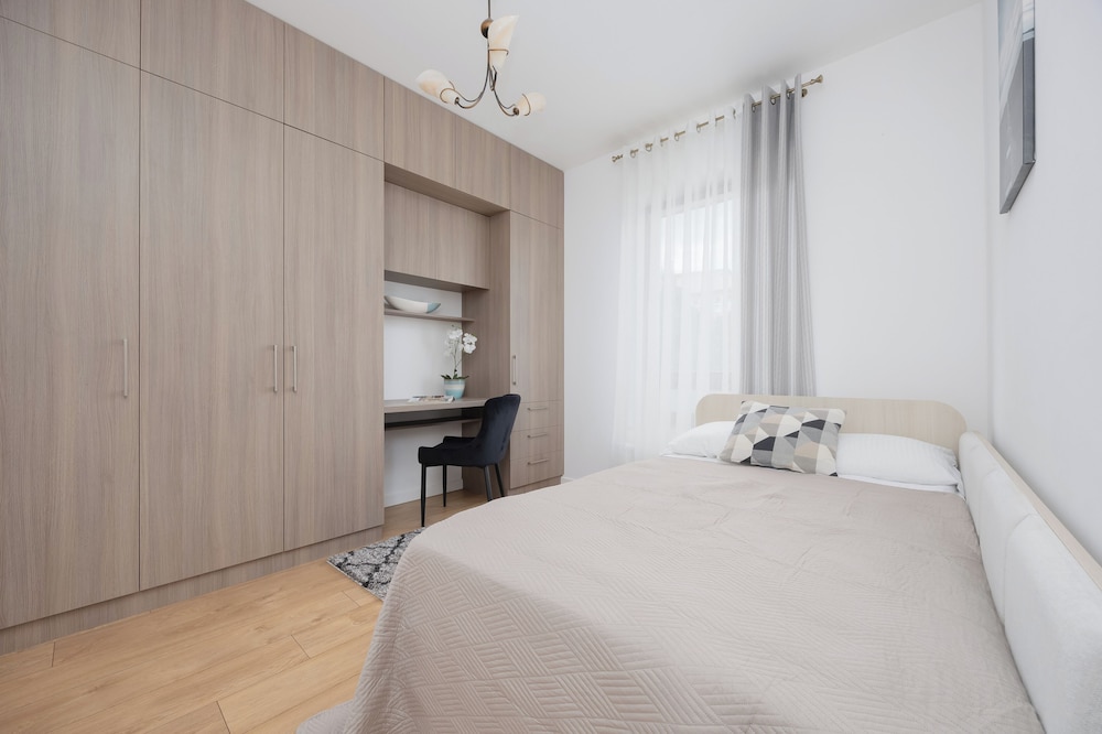 Apartment With Parking by Renters view 2