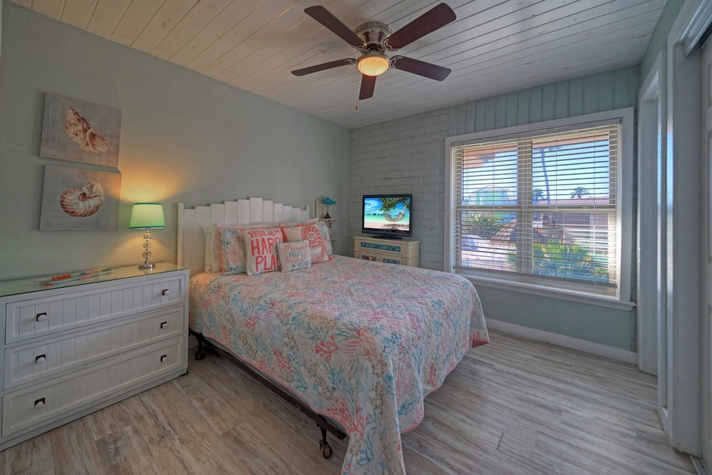 Pour Me a Vacation Mins to Beach Community Pool Tennis Court Private Balcony