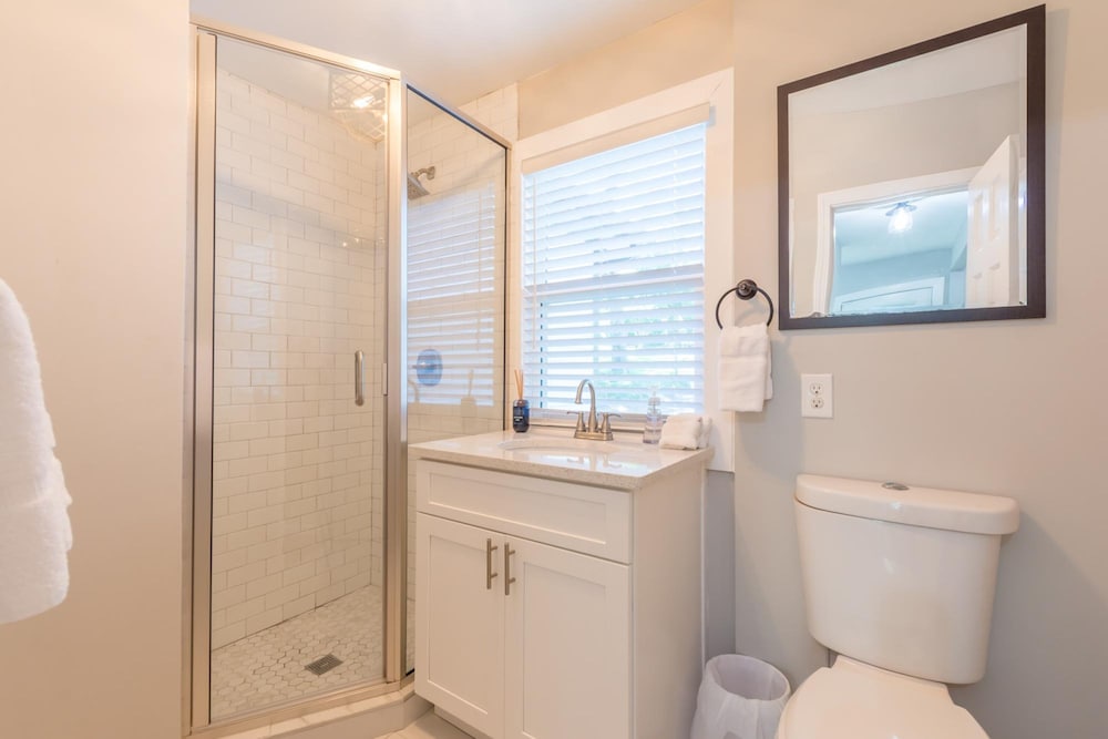 Beautiful Large Newly Renovated 5 Bedroom House view 3