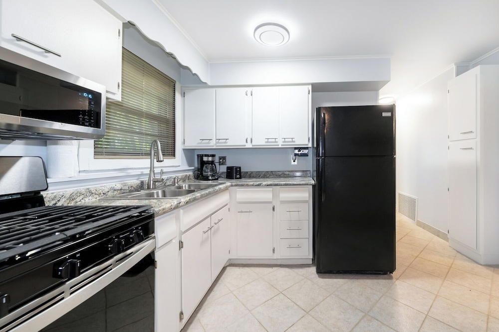 Spacious 3BR House With Firepit & Grill, Near Beach