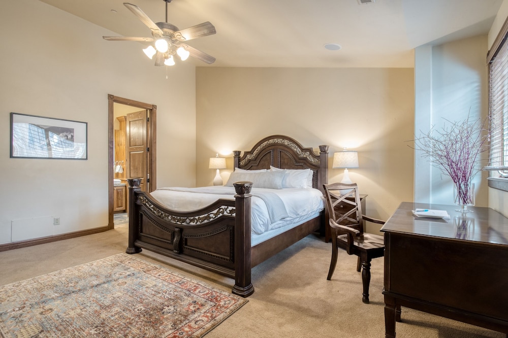 High Meadow by Avantstay Alpine Views w Indoor Pool Hot Tub Open Floor Plan
