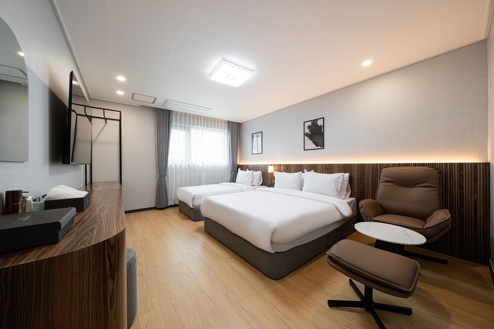 Gunsan Hound Hotel