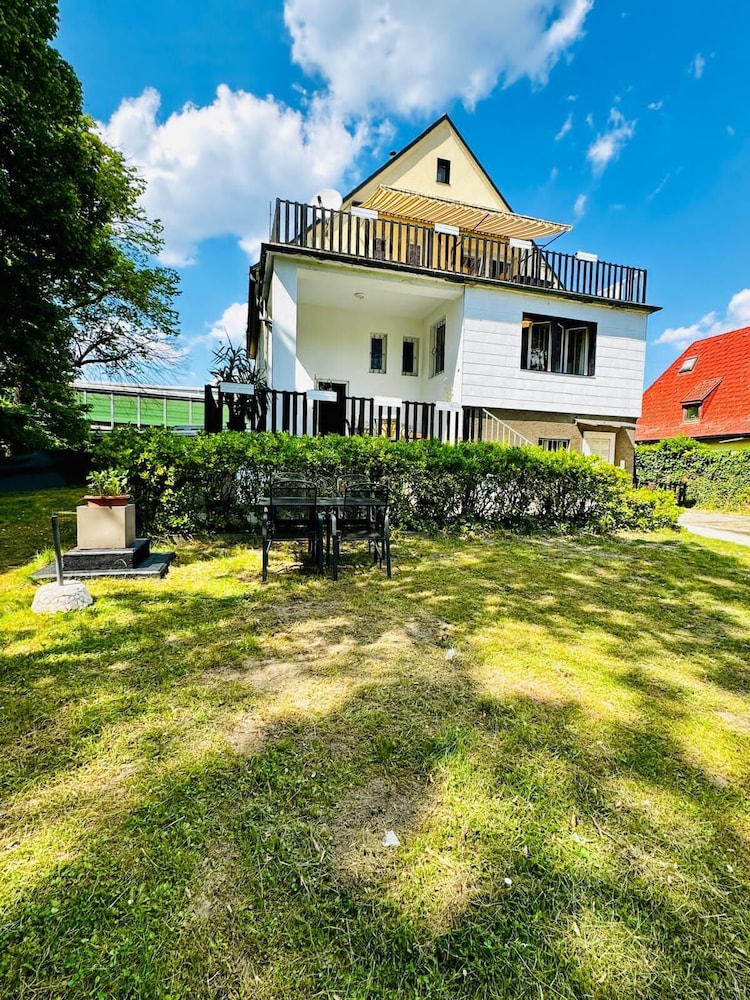 Cozy Garden Villa near Danube For 16P