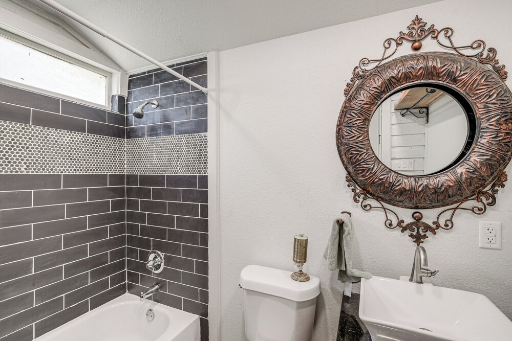 Walk to Historic Square: Jacksboro Home w/ Yard