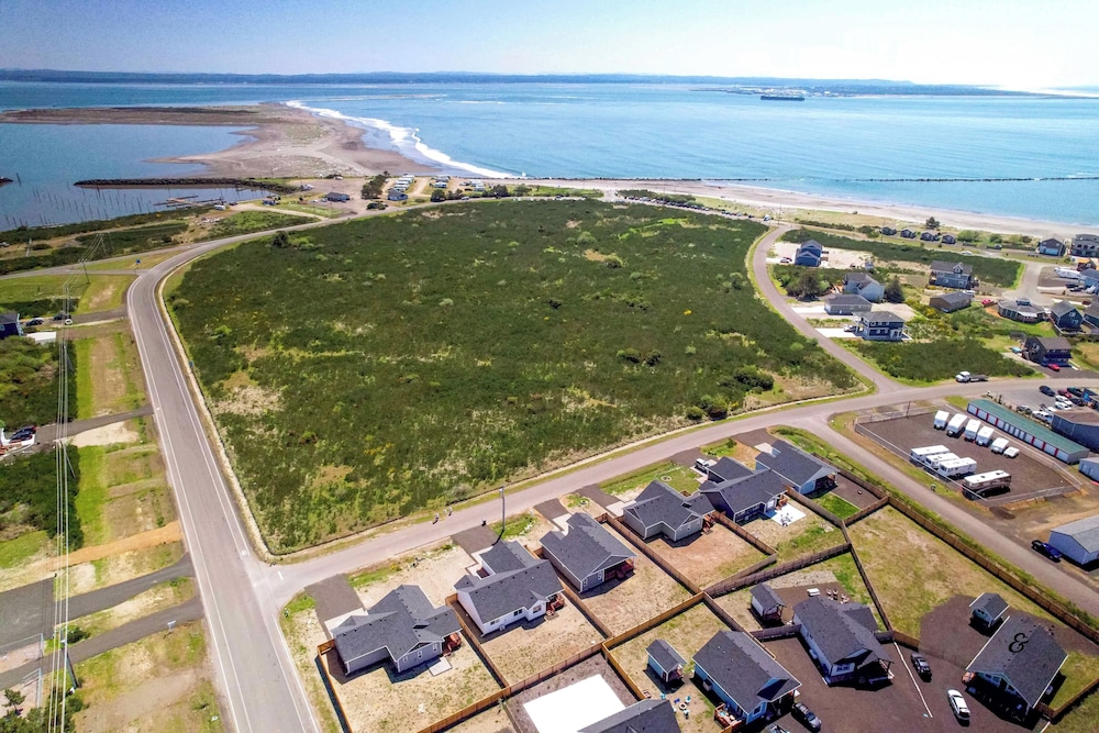 Ocean Shores Home w/ Game Room - Walk to Beaches! view 3