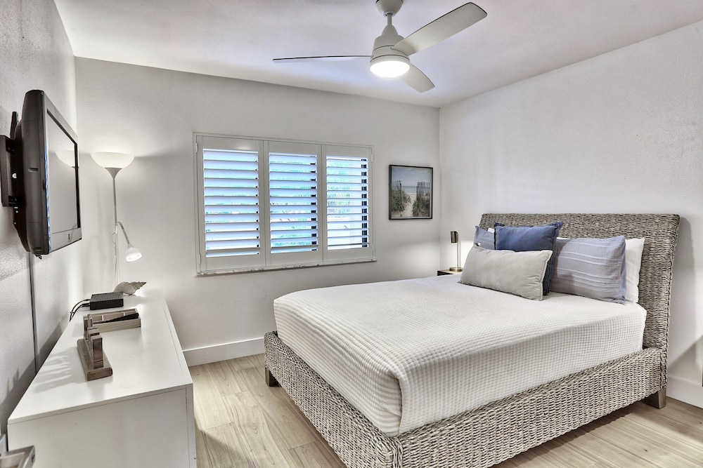Land's End 11-203 Beach Front - Premier