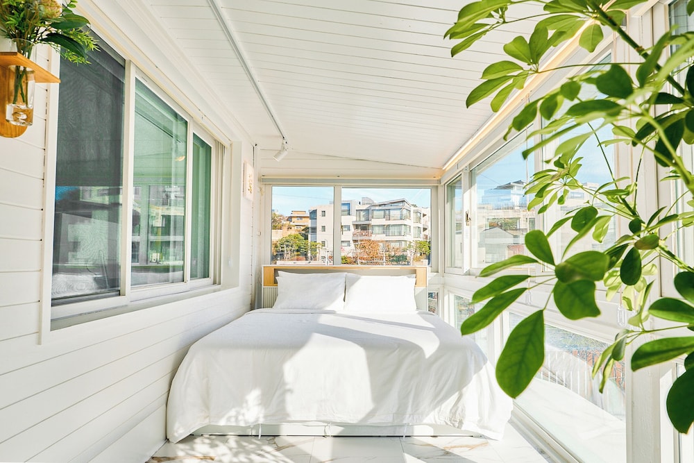 SA Tailored Serviced Home near Metro